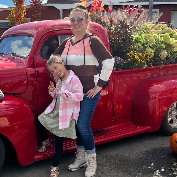 Meet your Posher, Erika - Picture 1 of 2